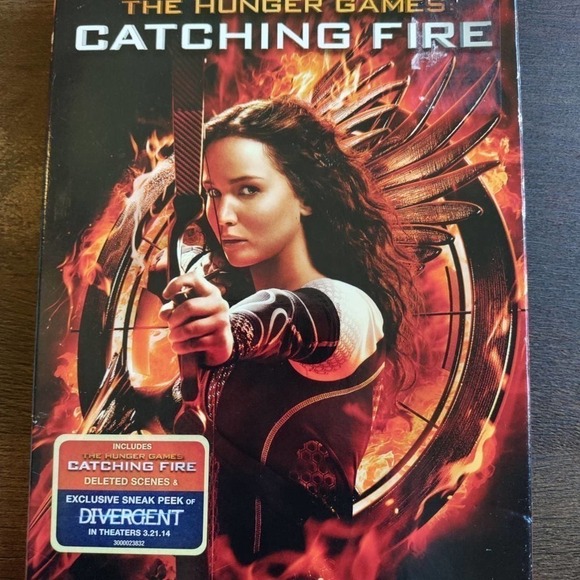 Hunger Games - Catching Fire Book & DVD - Picture 2 of 12